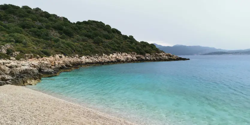 KAŞ LİMANAĞZI’NDA 1.011 M² EŞSİZ KONUMDA ÖZEL ARAZİ NADİR YATIRIM FIRSATI