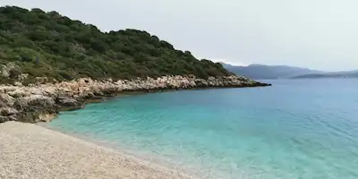 KAŞ LİMANAĞZI’NDA 1.011 M² EŞSİZ KONUMDA ÖZEL ARAZİ NADİR YATIRIM FIRSATI