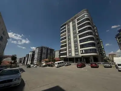 GÜRLER MAH. ERGENEKON CADDESI ÜZERINDE GENIŞ EBEVEYN BANYOLU KİRALIK DAİRE