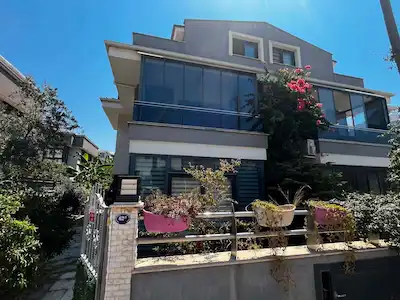 URLA KALABAK’TA 4+1  DOĞALGAZLI KISMI EŞYALI  KİRALIK VİLLA