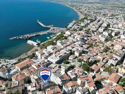 DİKİLİ GAZİPAŞA'DA ŞEHİR MERKEZİNDE DENİZE ÇOK YAKIN ARAKAT DAİRE