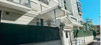 KARŞIYAKA ATAKENT YALI’DA | BLUE TOWN SİTESİNDE, SATILIK EŞYALI 1+1 | 47 M² | 7 M² CAM BALKONLU
