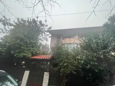 ATAKENT'TE ŞEHRIN MERKEZINDE MÜSTAKIL BAHÇELI SATILIK 5+1 VILLA