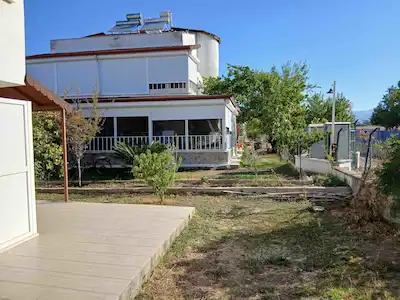 DİKİLİ SALİHLER MAHALLESİ SATILIK 3+1 GÖKTAŞ SİTESİ GÜVENLIKLI EŞYALI İKİZ VİLLA