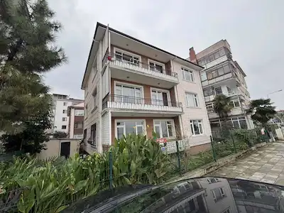 GÖLCÜK’TE 125 M² BRÜT 2+1 | YÜKSEK GİRİŞ | 4 CEPHELİ | BALKONLU