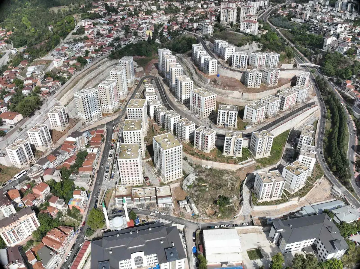 İZMİT CEDİT KONUTLARINDA KİRALIK SIFIR 3+1 DAİRE
