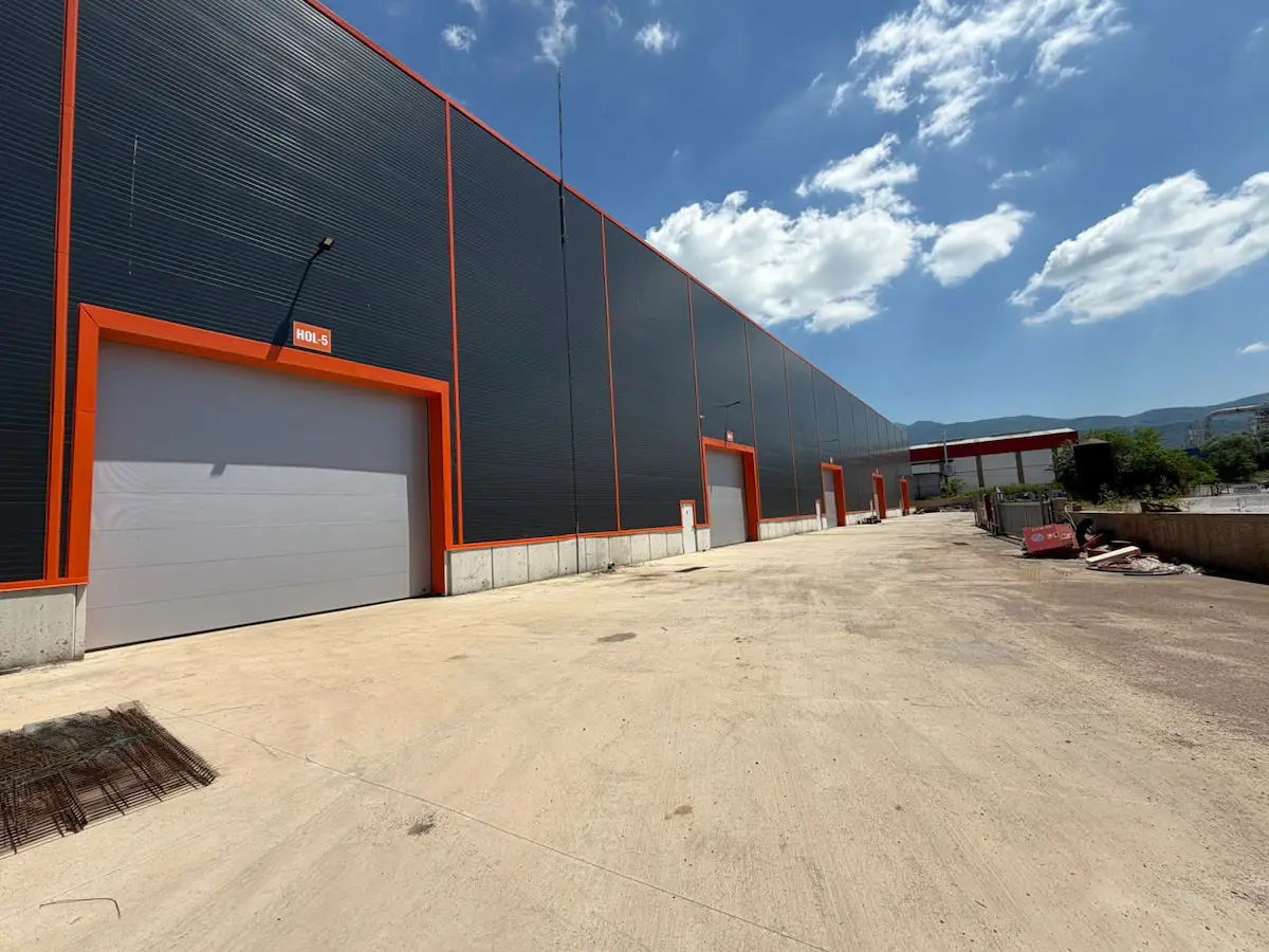 ARSLANBEY OSB YAKINI ANA YOL ÜZERİ 1050M² KAPALI, 20 TON VİNÇLİ KİRALIK DEPO