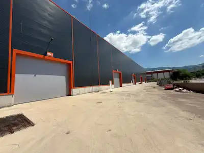 ARSLANBEY OSB YAKINI ANA YOL ÜZERİ 1050M² KAPALI, 20 TON VİNÇLİ KİRALIK DEPO