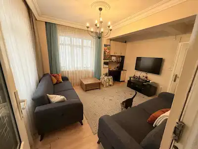 OKMEYDANI’NDA ANA CADDEYE YAKIN 1. KAT BALKONLU 1+1 DAİRE
