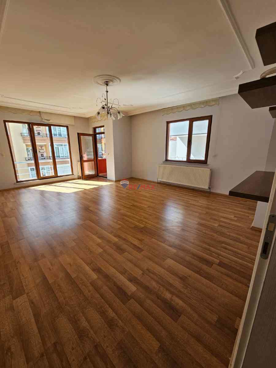 HÜRRİYET MAHALLESİNDE SATILIK GENİŞ ARAKAT 3+1 DAİRE