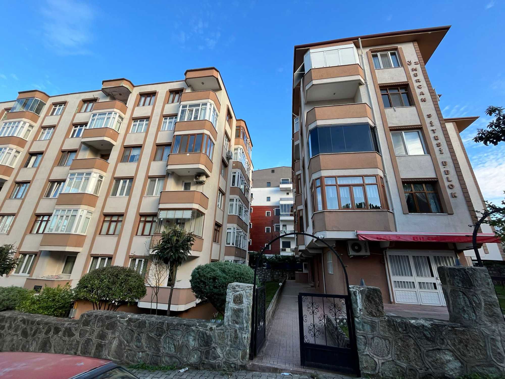 RE/MAX ÇAKRA' DAN ATATÜRK MAHALLESI ÖZMERCAN SITESINDE KIRALIK