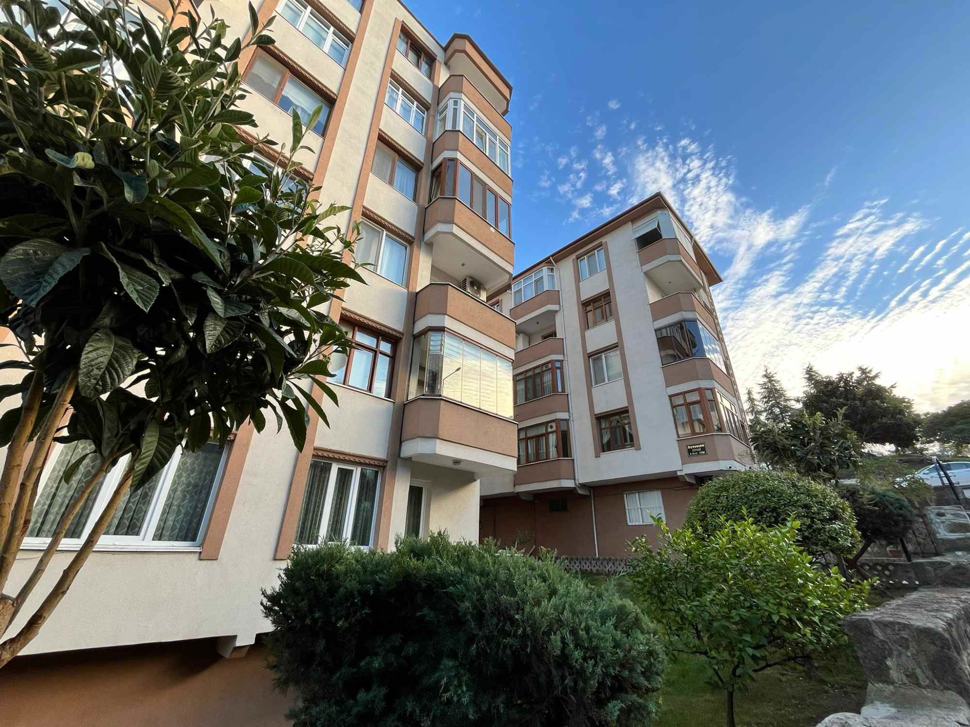 RE/MAX ÇAKRA' DAN ATATÜRK MAHALLESI ÖZMERCAN SITESINDE KIRALIK