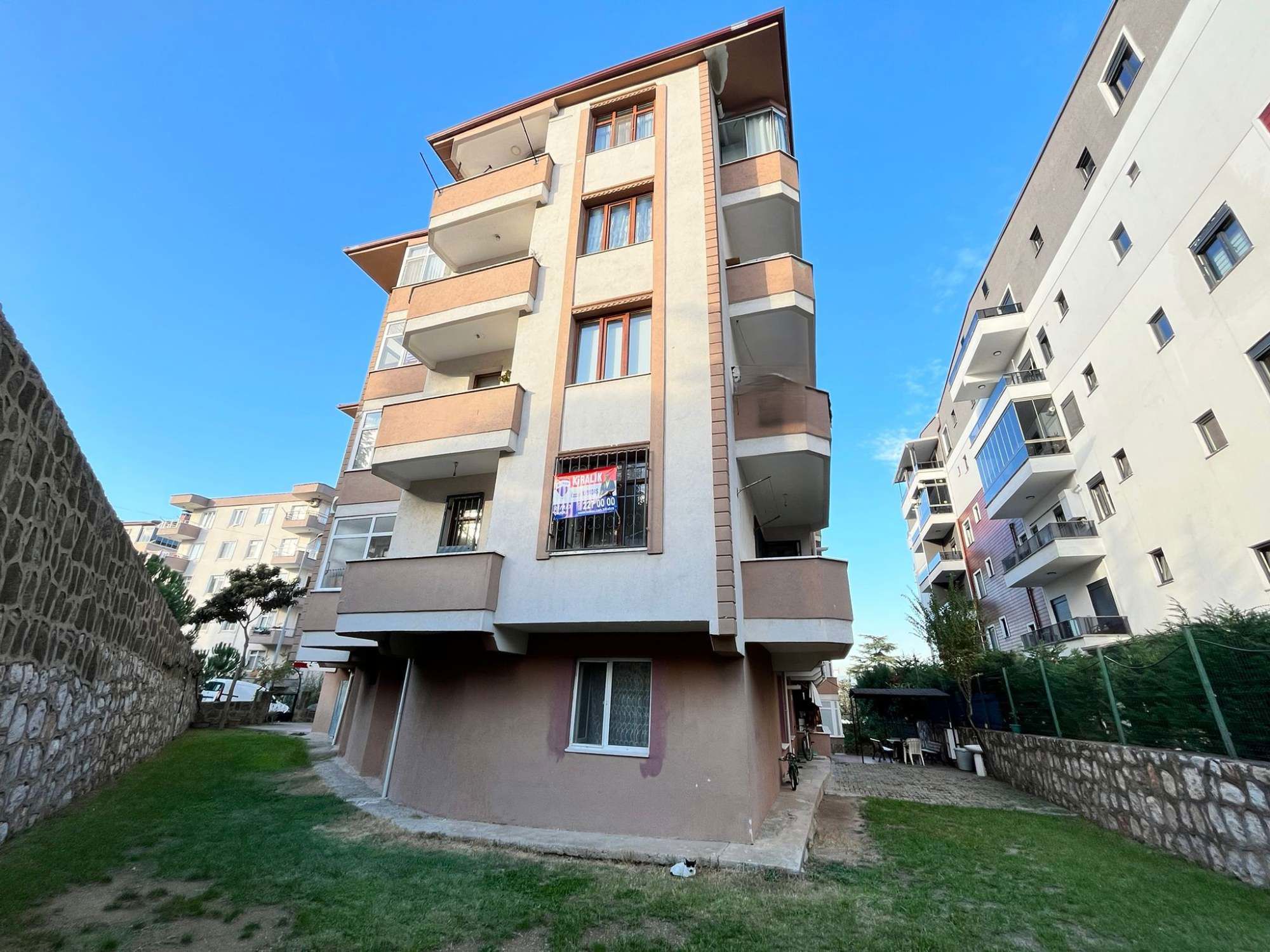 RE/MAX ÇAKRA' DAN ATATÜRK MAHALLESI ÖZMERCAN SITESINDE KIRALIK