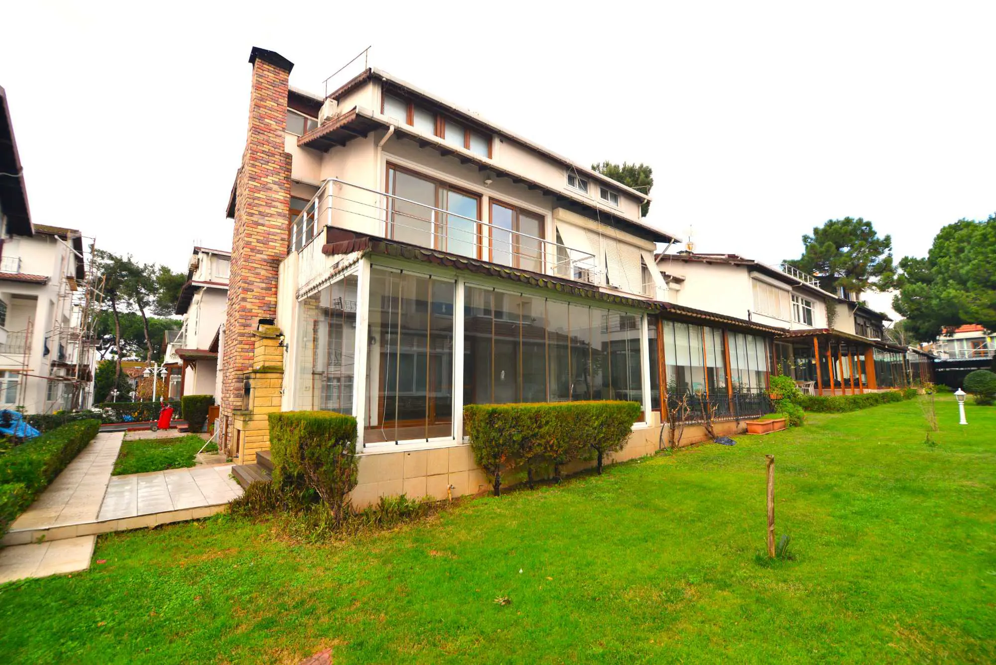 TUZLA DA DENİZE SIFIR ŞİFA SAHİL SİTESİNDE 4+1 TRİPLEKS SATILIK VİLLA