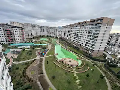 SİNPAŞ LİVA SATIŞ OFİSİ REMAX PROF SEZAİ T. 1+1 GÖLET MANZARALI