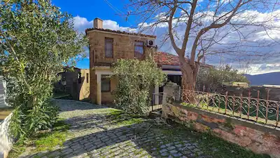 ÇANAKKALE GÖKÇEADA TEPEKÖY KÖY MEYDANI SATILIK BAHÇELI VILLA