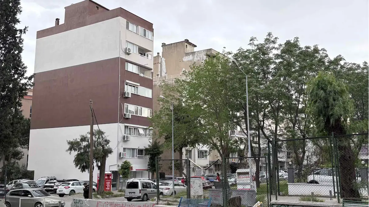 BORNOVA ERZENE MAH.’DE KIRACISIZ, KULLANIMA HAZIR SATILIK 3+1 DAIRE