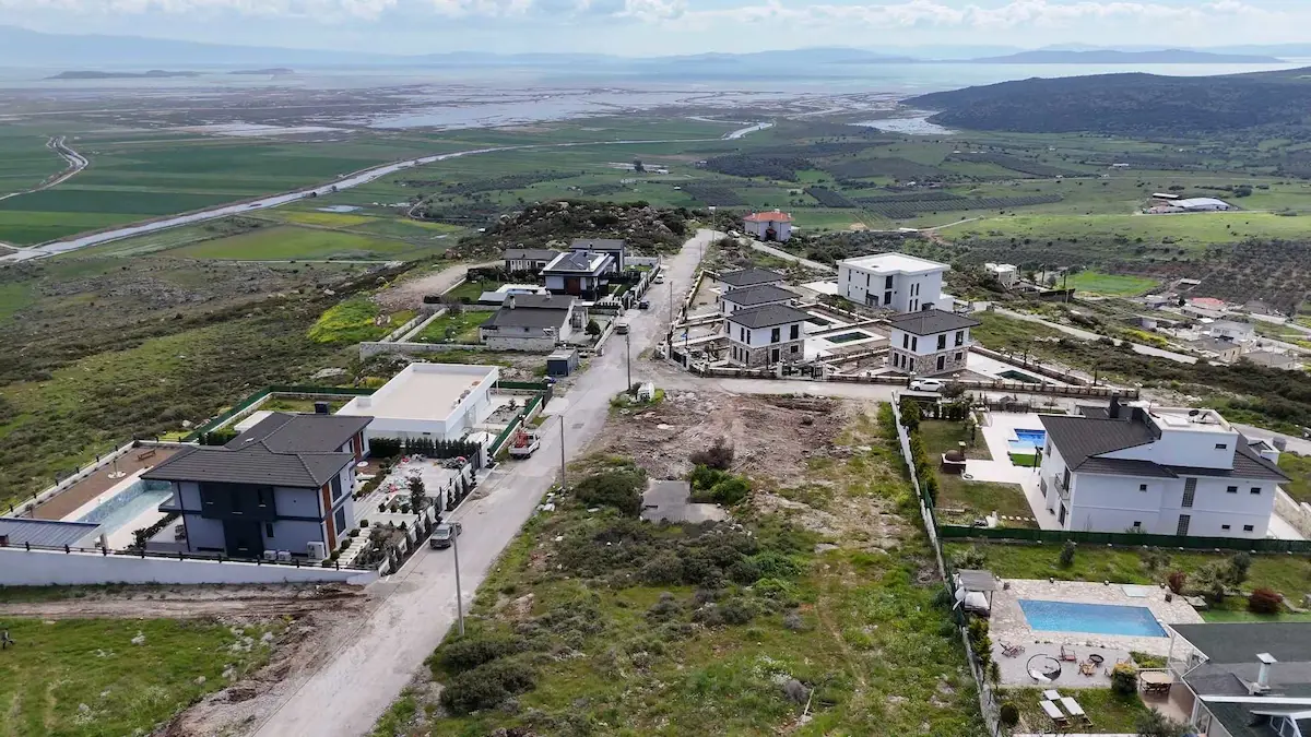 IZMIR FOÇA FOÇAKÖY 'DE 1590 M2 3 VILLA IMARLI PROJELIK ARSA