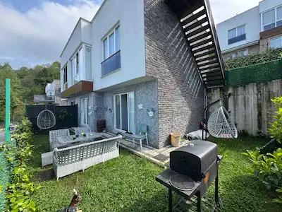 SAPANCA SİTE İÇİNDE  GÖL MANZARALI SATILIK VİLLA..