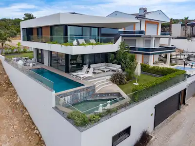 ÇEŞME PAŞALİMANINDA KOMPLE DENİZ MANZARALI 5+1 ULTRA LÜKS SATILIK VİLLA