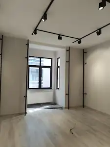 ŞİŞLİ OSMANBEY KÜÇÜKBAHÇE SOKAKTA İÇİ YENİLENMİŞ 4+1 GENİŞ SATILIK İŞYERİ