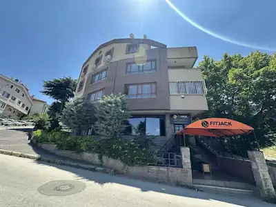 GOP TURGUTLU SOKAKTA KÖŞE BAŞI GENİŞ CEPHELİ UYGUN FİYATLI KİRACILI