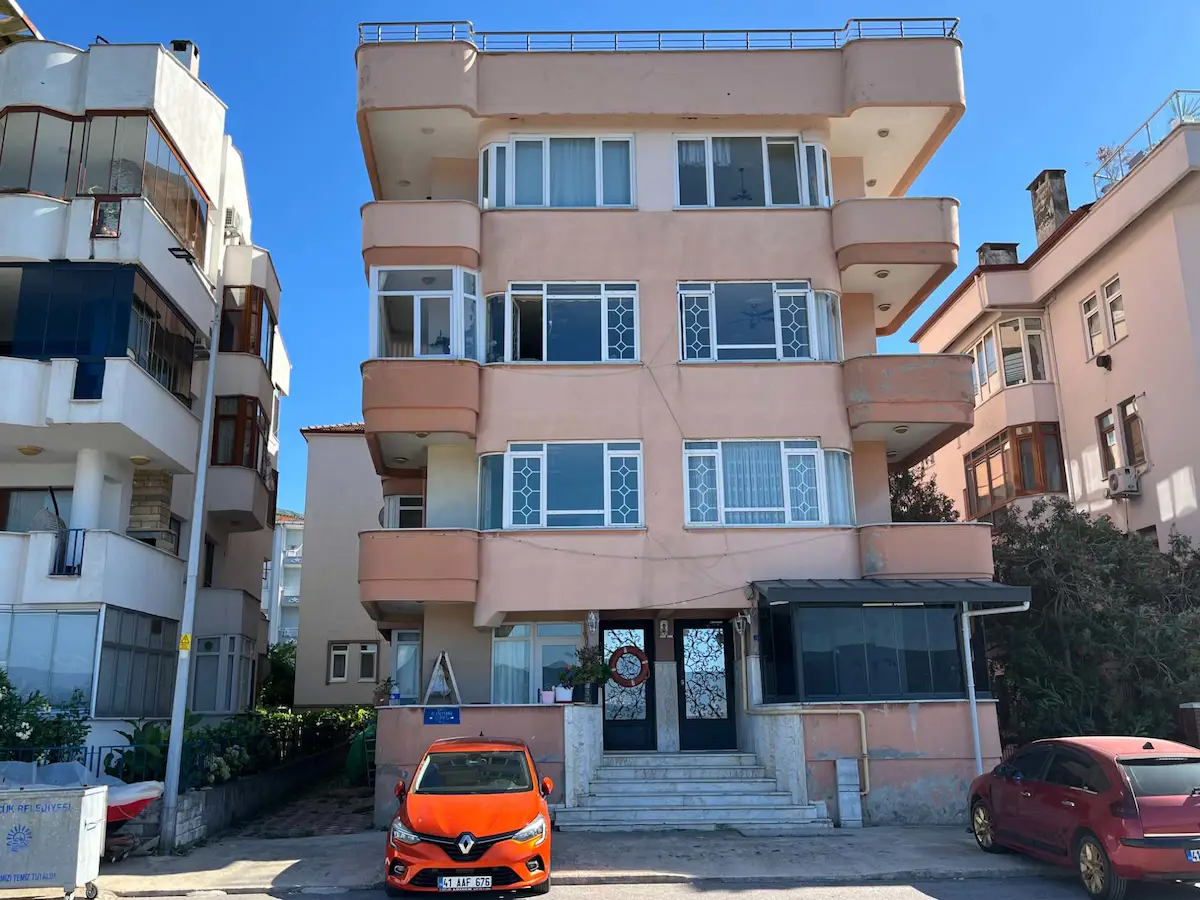 REMAXÇAKRA ÖMER ONAYCI'DAN ULAŞLI'DA DENIZ MANZARALI KIRALIK 2+1