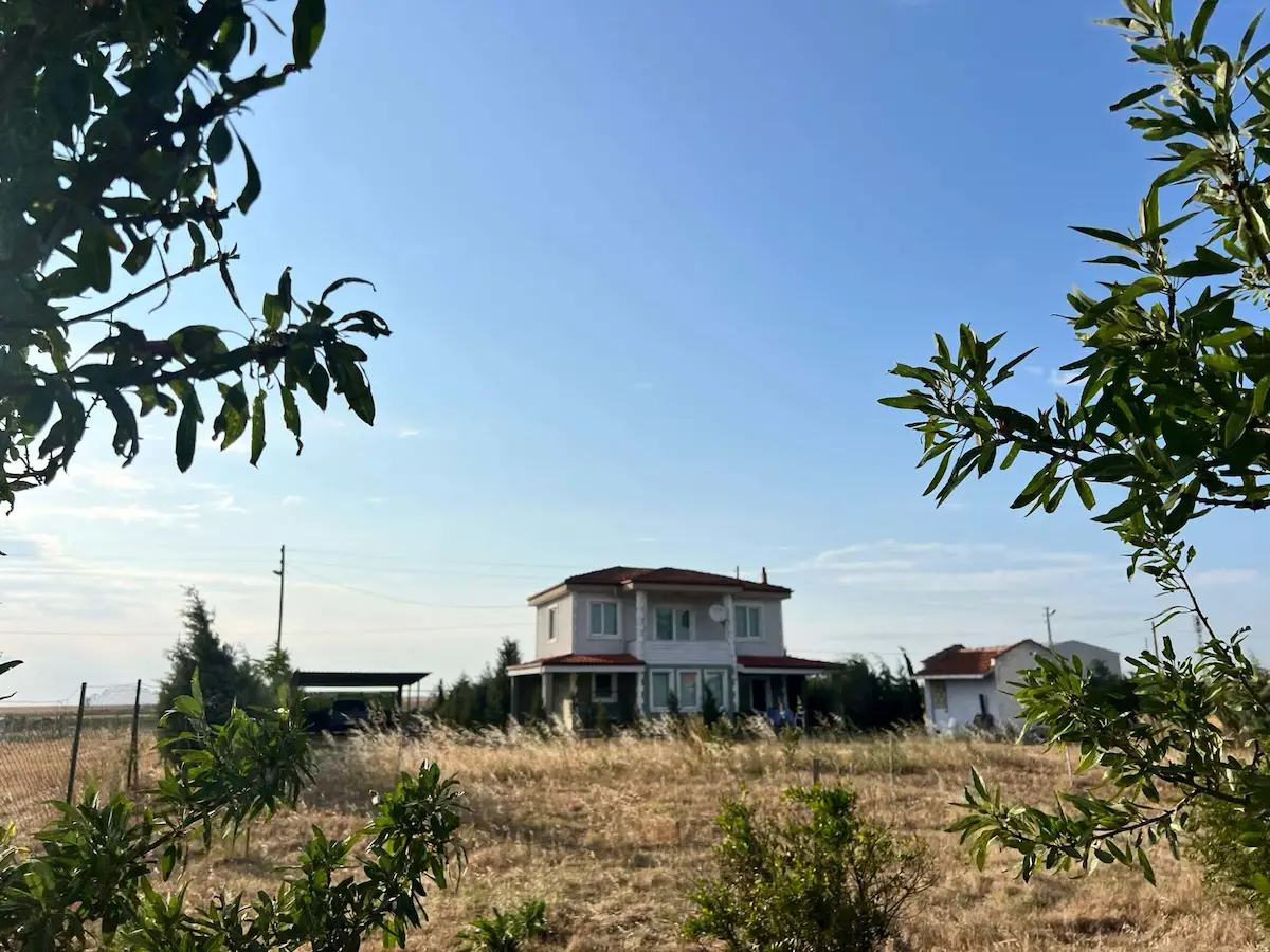 LÜLEBURGAZ'DA 1762 M2 ARSA IÇERİSİNDE VERANDALI MÜSTAKİL 3+1 EŞYALI DUBLEKS VİLLA