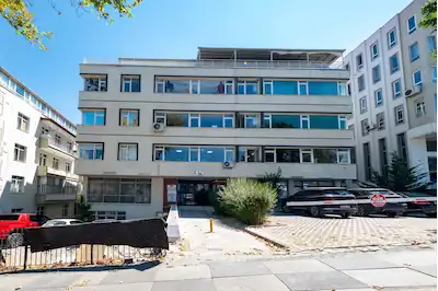 CİNNAH CADDESİ ÜZERİ – ÖN CEPHE – ÖZEL OTOPARKLI – YÜKSEK TABELA DEĞERLİ BOŞ 3+1 OFİS