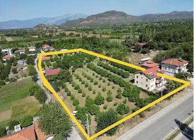 ORTACA OKÇULAR'DA, İKİ ADET MÜŞTEMİLATLI, 2475 M² SATILIK ARAZİ