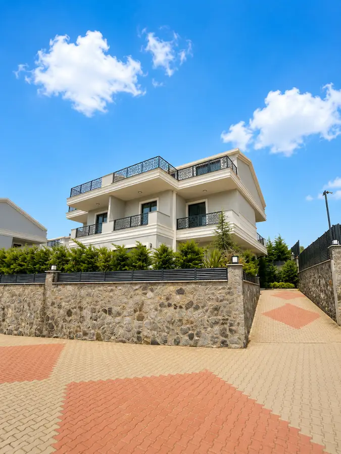 KUMBURGAZ'DA DENİZ MANZARALI 6+2 KİRALIK LÜKS VİLLA