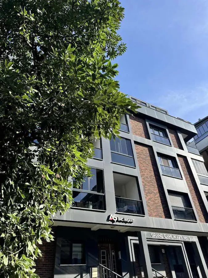 KÜÇÜKYALI SAHİLDE MARMARAYA 2 DK EŞYALI KAPALI OTOPARKLI KİRALIK 1+1