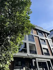 KÜÇÜKYALI SAHİLDE MARMARAYA 2 DK EŞYALI KAPALI OTOPARKLI KİRALIK 1+1