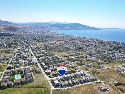 İZMİR DİKİLİ’DE DENİZE 800 METRE MESAFEDE KAT MÜLKİYETLİ 6+1 TAM MÜSTAKİL VİLLA