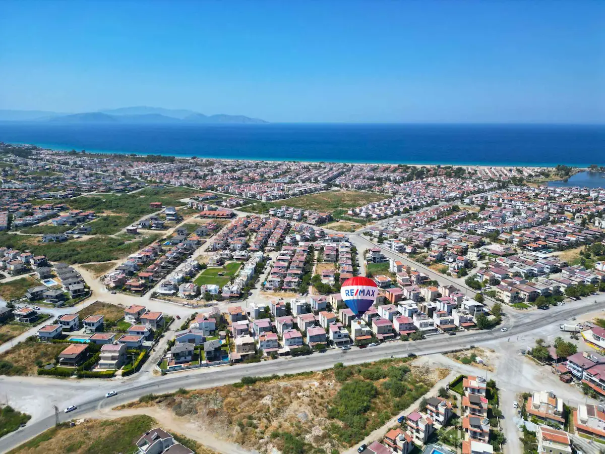 KUŞADASI GÜZELÇAMLI’DA 292 M² ARSA İÇİNDE TAM MÜSTAKİL 5+1 VİLLA