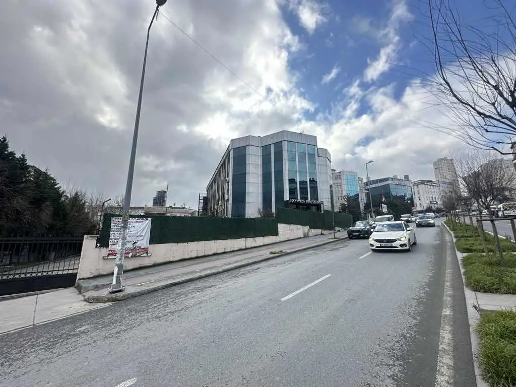 ESENYURT KIRAÇ KİRALIK FABRİKA 4400M2 KAPALI 1000 M2 AÇIK ALAN