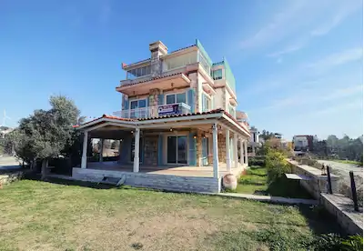 SIĞACIK KALEİÇİ BÖLGESİNDE KAPANMAZ DENİZ MANZARALI TAŞ EV