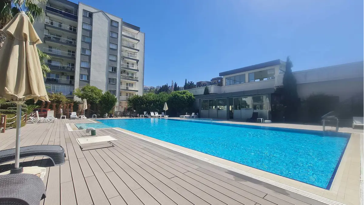 ÇİĞLİ MARKA 333’TE BÜYÜK TİP 2+1 HAVUZ VE PEYSAJ MANZARALI  KİRALIK DAİRE