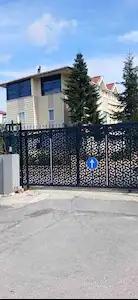 ARNAVUTKÖY, BOLLUCA , MAVIGÖL EVLERI SITESINDE 500M2 ARSA IÇERISINDE SATILIK VİLLA .