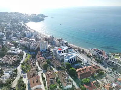 KUŞADASI KADINLAR DENİZİ’NDE DENİZE SIFIR 18 ODALI SATILIK OTEL