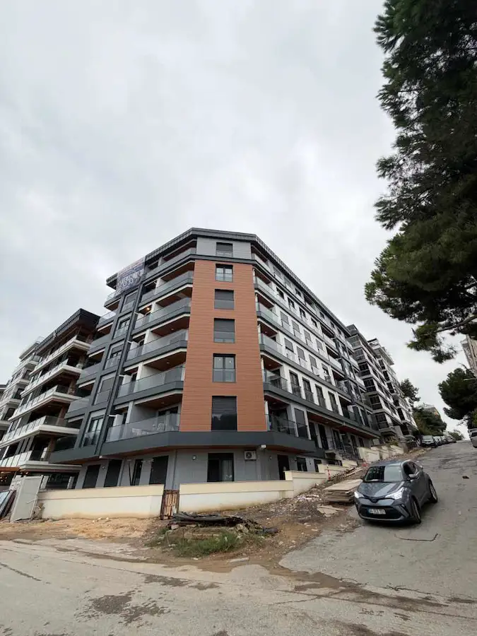 PENDİK BATI MAHALLESİ’NDE SAHİLE 100 MT | 95 M² NET | KAPALI OTOPARKLI 3+1