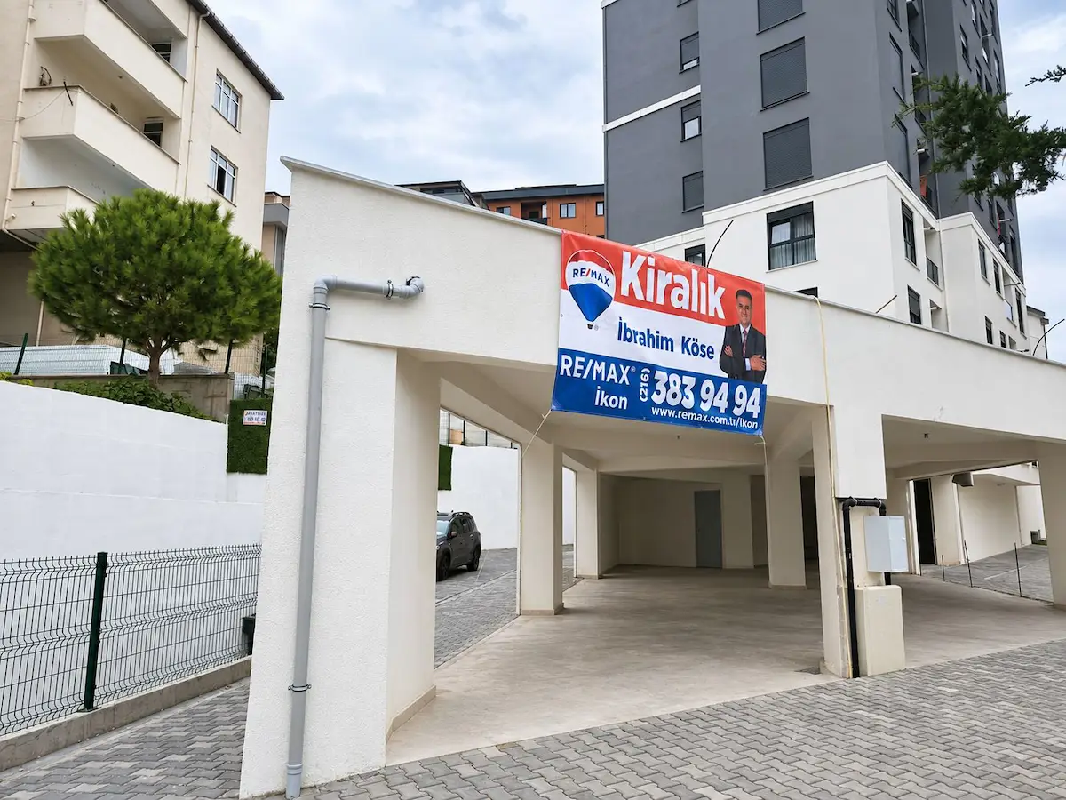 KARTAL HÜRRİYET MAHALLESİNDE ANA CADDE ÜZERİNDE 300 M2 KİRALIK DÜKKAN