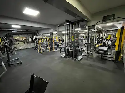 ŞEHRİN MERKEZİNDE SPOR SALONU