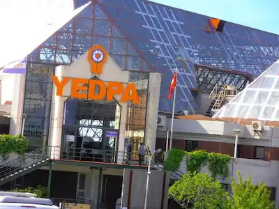 YEDPA DA H BLOKTA IŞIK ALAN DIŞARIYA ÇAMLI 180 M2 ÇIKIŞTA SON DÜKKAN