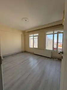KONAK KÖPRÜ MAHALLESİNDE DENİZ MANZARALI KİRALIK 2+1 DAİRE