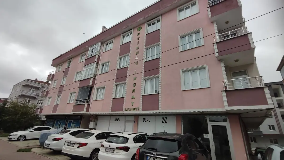 RE/MAX LAND'DEN 2+1 TEMİZ MERKEZİ KONUMDA DAİRE