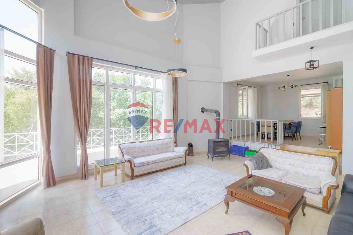 KAVAKLIDERE'DE 16.891 M² ARSA İÇERİSİNDE 6+1 ÇİFTLİK EVİ