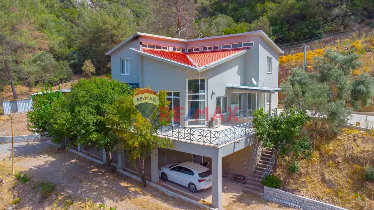 KAVAKLIDERE'DE 16.891 M² ARSA İÇERİSİNDE 6+1 ÇİFTLİK EVİ