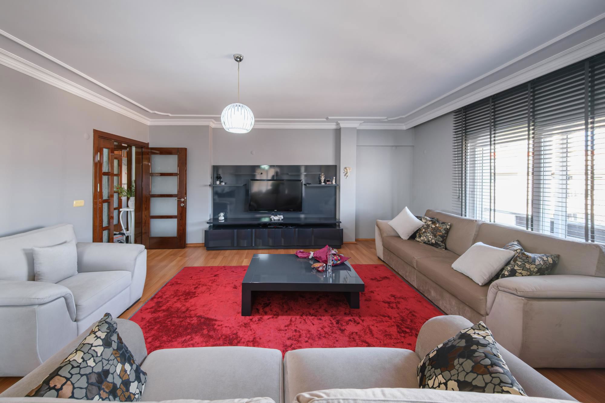 FERAH,AYDINLIK VE GENİŞ KULLANIM ALANINA SAHİP BAKIMLI 3+1 DAİRE