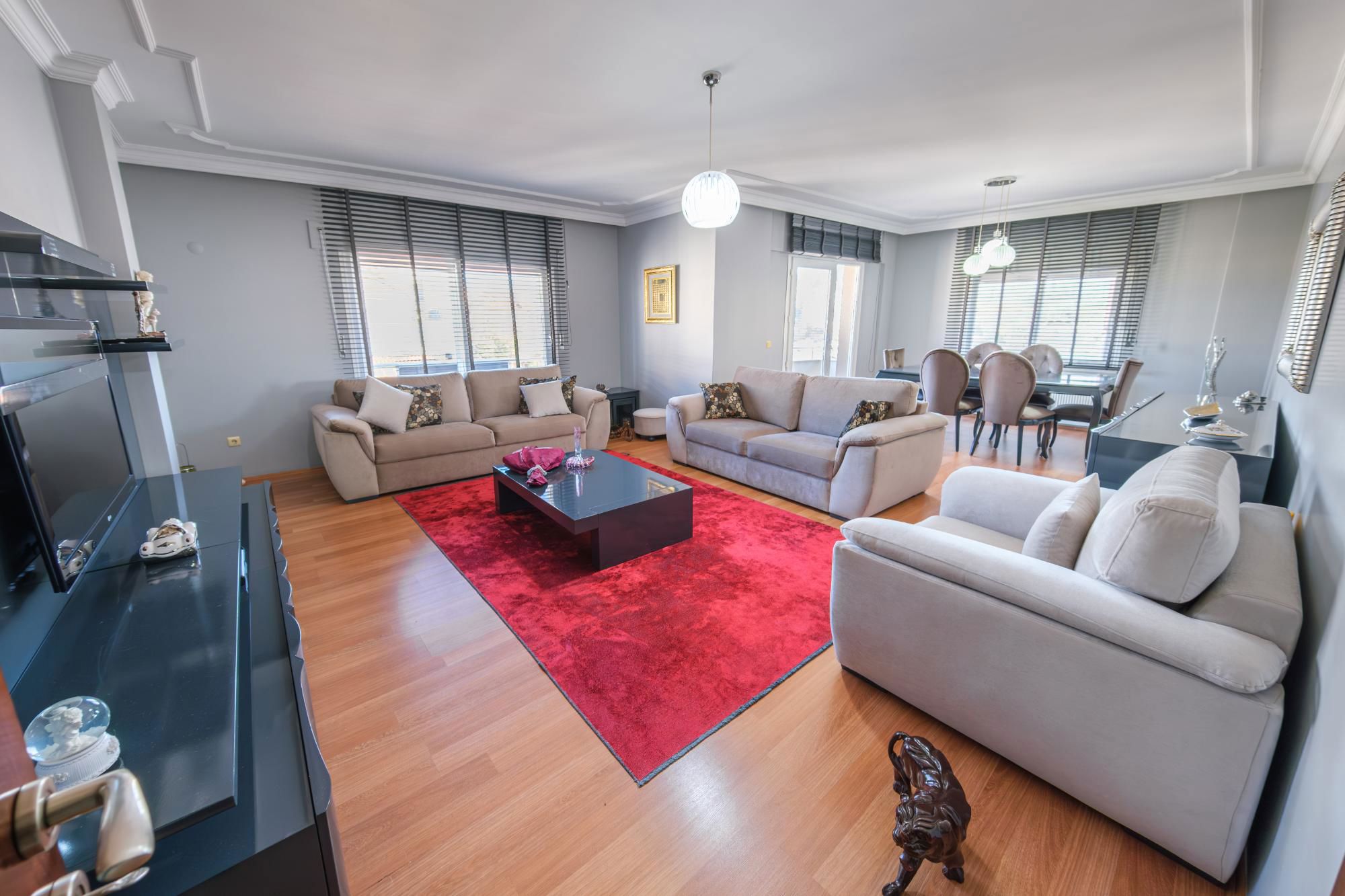 FERAH,AYDINLIK VE GENİŞ KULLANIM ALANINA SAHİP BAKIMLI 3+1 DAİRE